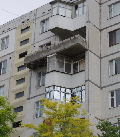 Reconstrucţia balconului de la etajul 8 al unui bloc de locuinţe 